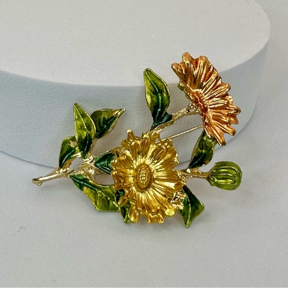 NWOT - Lovely Autumn Chrysanthemum Brooch - Picture 4 of 9